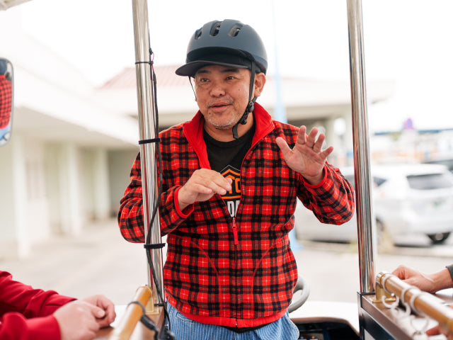 スタッフが体験説明をしている様子