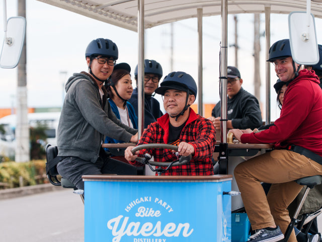 パーティーバイクに乗って楽しむ参加者たち