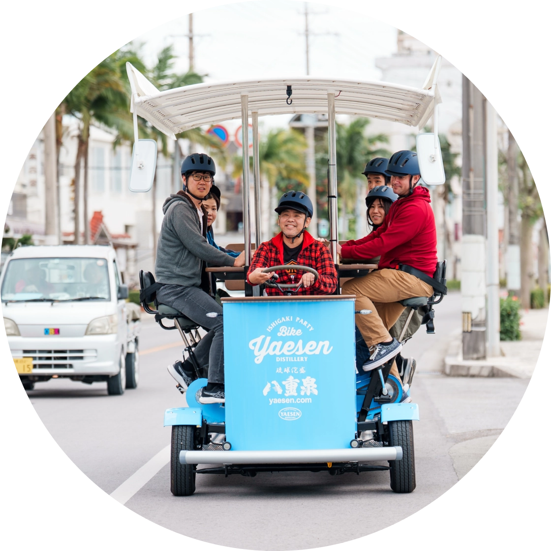 パーティーバイクで街中を走る様子