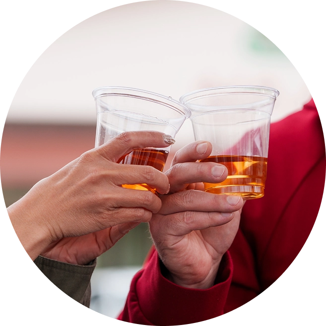 グラスを持って乾杯する手元