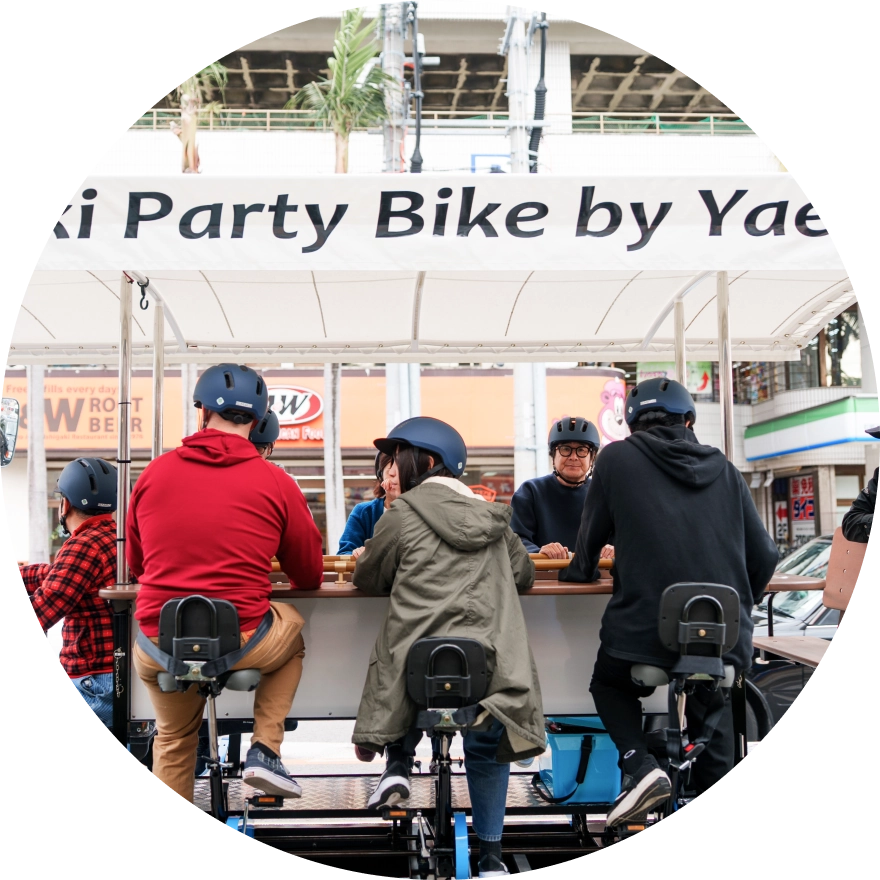パーティーバイクを囲んで楽しむ参加者たち