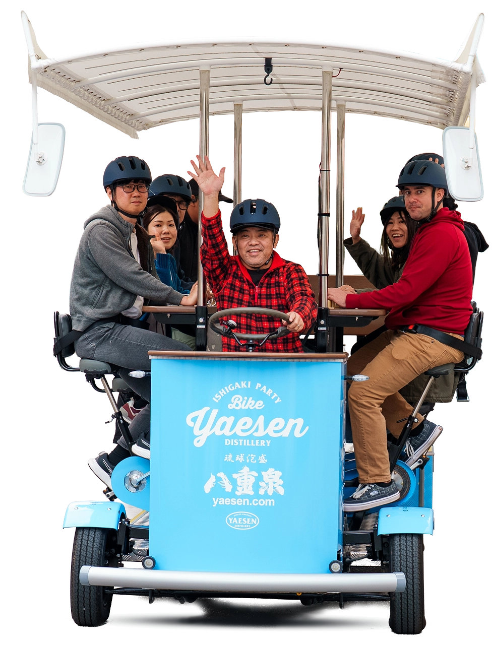 パーティーバイクに乗って乾杯する参加者たち